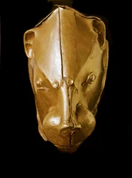 Sztuka myceńska: ryton lub ryton lub złoty ryton (szklanka aparatu) w kształcie głowy lwa z grobowca IV, Mykeny. XVI w. p.n.e. Ciemny. 14 cm Ateny, narodowe muzeum archeologiczne - sztuka mykeńska: złoty ryton głowy lwa (szkło ceremonialne) z Gra