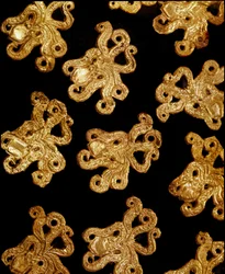 Sztuka mykeńska: małe złote broszki ośmiornicy z grobowca III, Mykeny. XVI w. p.n.e. Ateny, Narodowe Muzeum Archeologiczne