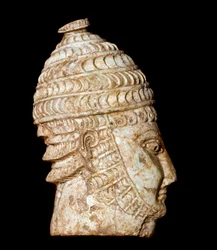 Sztuka mykeńska: mała głowa wojownika z rzeźbionej kości słoniowej z grobowca III w Mykenach. XIV-XIII wiek p.n.e. Ciemny. 5 cm Ateny, Narodowe Muzeum Archeologiczne