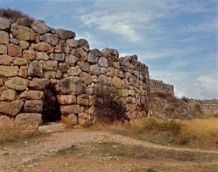 Sztuka myceńska: zachodnie schody prowadzące do cytadeli mykeńskiej, miasto Tiryns, około 1200 p.n.e. Grecja