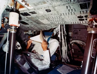 Astronauta w module dowodzenia NASA, lata 70.