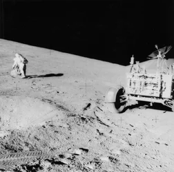 Astronauta David Scott b1932 na zboczu delty Hadley podczas Apollo 15, 1971.