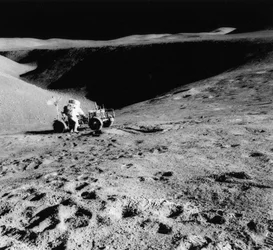 Astronauta David Scott b1932 na zboczu delty Hadley podczas Apollo 15, 1971.
