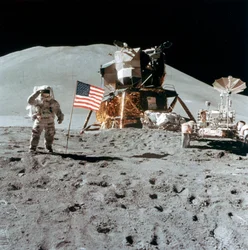 Astronauta James Irwin 1930-1991 oddaje cześć Księżycowi, 1971.
