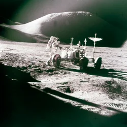 Astronauta z księżycowym pojazdem wędrującym na Księżycu, lata 70.