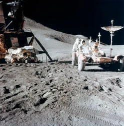 James Irwin 1930-1991 z Lunar Roving Vehicle podczas Apollo 15, 1971.