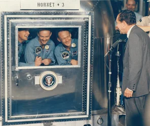 [Prezydent Richard M. Nixon wita astronautów Apollo 11 na pokładzie statku ratunkowego USS Hor..., 1969.