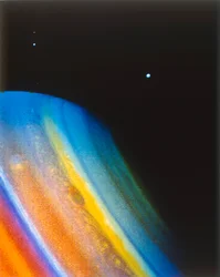 Saturn i jego księżyc Dione, widziane z sondy Voyager 2.