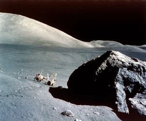 Łazik jest przyćmiony przez gigantyczną skałę na powierzchni Księżyca, misja Apollo 17, grudzień 1972.