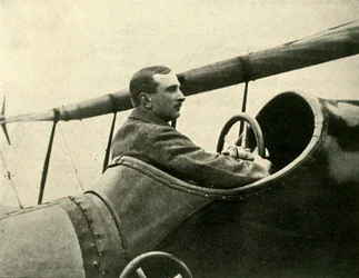 Porucznik lotu C.H. Collet, R.N., D.S.O., c1914, c1920.