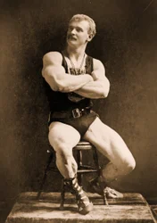 Eugen Sandow, w klasycznej starożytnej pozie grecko-rzymskiej, ok. 1893 r.