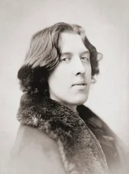 Oscar Wilde, wczesne lata 80. XIX wieku (zdjęcie czarno-białe)