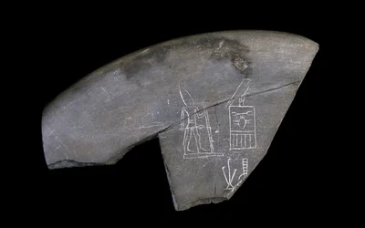 Fragment kamiennej misy z inskrypcją, ok. 3285 pne (rzeźbiony muł)