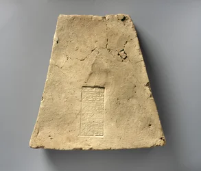 Cegła z napisem Asurbanipala opisującym prace budowlane na Ekur, ok. 668–631 p.n.e. (ceramiczny)