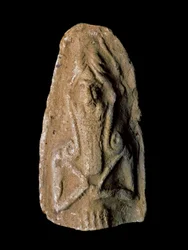 Cywilizacja sumeryjska: figurka boga wojownika. Rzeźba z terakoty. Wymiary: 9 cm. Okres neosumeryjski (między 2093 a 2004 p.n.e.). Z okolic stanowiska Ur. Bagdad, Irackie Muzeum Narodowe