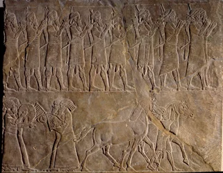 Muzycy armii Aszurbanipala. Płaskorzeźba z wapienia, około 640 r. p.n.e. (okres nowoasyryjski, ok. 1000-612 r. p.n.e.). Odkryta w Niniwie, Mezopotamia. Muzeum Luwr.