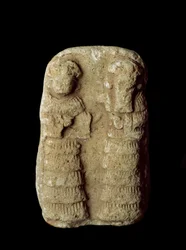 Cywilizacja sumeryjska: para bogów na tronie. Rzeźba z terakoty. Wymiary: 9 cm. Okres neosumeryjski (między 2093 a 2004 p.n.e.). Bagdad, Irackie Muzeum Narodowe