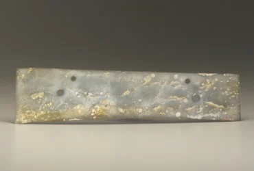 Dłuto rozwidlone (zhang), kultura Qijia, ok. 2500-2000 pne (nefryt)