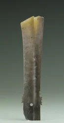 Dłuto rozwidlone (zhang), kultura Qijia, ok. 2500-2000 pne (nefryt)
