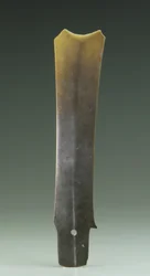 Dłuto rozwidlone (zhang), kultura Qijia, ok. 2500-2000 pne (nefryt)