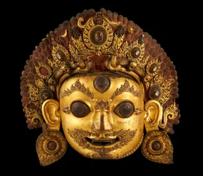 Głowa Bhairawy, ok. XVI w. (malowana złocona miedź i kryształ górski)