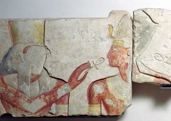 Spotkanie faraona i Horusa, fragment fryzu przedstawiający Ramzesa II (1298-32 pne) wśród bogów, z Abydos, ok. 1275 pne (malowany kamień)