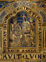 Ołtarz Verdun wykonany ze złota i emalii przez Mikołaja z Verdun (ok. 1130/50-1205): sceny ze Starego i Nowego Testamentu: szczegół przedstawiający królową Saby przynoszącą prezenty królowi Salomonowi. XII-wieczny Klosterneuburg Wiedeń, Austria - Ołtarz Ve