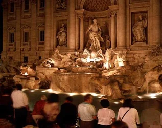 Widok na Fontannę di Trevi nocą, zbudowaną w latach 1732-62 (marmur)