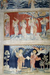 Powieszenie Objawienia (1373-1383), nr. 25: szósta trąba, aniołowie Eufratu. Poniżej rz. 28 Anioł przekazuje księgę św. Janowi, który ją poświęca. Gobelin autorstwa Nicolasa Bataille