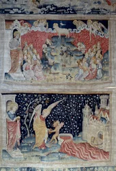Powieszenie Objawienia (1373-1383), nr. 47: Baranek na Górze Syjon. Poniżej rz. 55, Anioł podnosi winorośl ziemi, która wlała się do wielkiej kadzi gniewu Bożego, kadź przepełnia się i krew spływa. Gobelin autorstwa Nicolasa Bataille