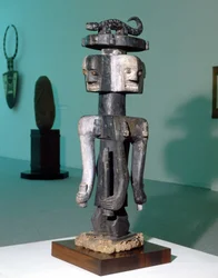 Sztuka ludowa „”Ijo”” (Nigeria). Rzeźba przedstawiająca kultową postać prawdopodobnie fallicznego boga.
