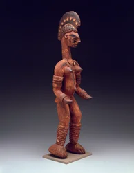 Stojąca figura kobieca, koniec XIX-XX w. (drewno polichromowane z metalem, włóknem i koralikami)