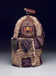 House of the Head Shrine (ile ori), od końca XIX do początku XX wieku (skóra, muszle kauri, szklane paciorki, tkaniny i metal)