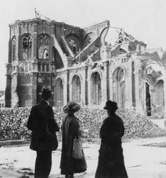Uszkodzenie kościoła Notre Dame, Armentières, Francja, I wojna światowa, c1914-c1918