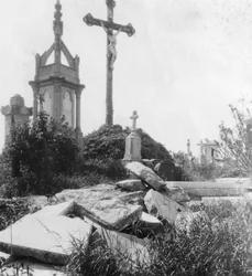Uszkodzone groby, stary cmentarz komunalny, Ypres, Belgia, I wojna światowa, c1914-c1918