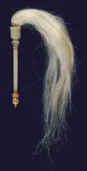 Rzeźbiony jadeitowy muchołap Mughal (jadeit, czerwony kamień, złoto i końskie włosie), ok. 1775-79 r.