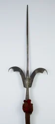 Friuli Spear (stal, drewno i tkanina ze śladami złocenia)