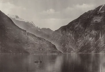 W Geirangerfjord (zdjęcie czarno-białe)