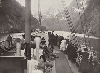 Turystyczny parowiec w Trold Fjord