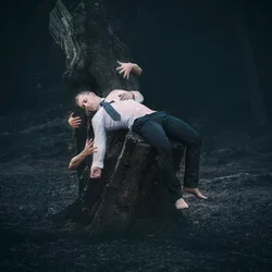 Surrealistyczny sen w lesie