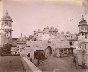 Widok na Pałac Miejski z bramą wejściową na pierwszym planie, Udaipur