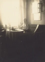 [Oskar Schlemmer przy stoliku z serwisem kawowym na Prellestrasse].