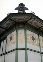 Secesja: widok pawilonu stacji metra Karlsplatz (obecnie kawiarnia), wykonanego przez architekta Otto Wagnera (1841-1918) (secesja wiedeńska), 1894-1899, Wiedeń, Austria