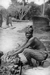 Garncarz ze Złotego Wybrzeża i jej glina, Ghana, Afryka Zachodnia, 1922.