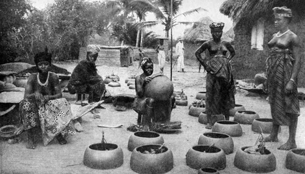 Kobiety Fanti produkujące wyroby ceramiczne, Elmina, Ghana, 1922.