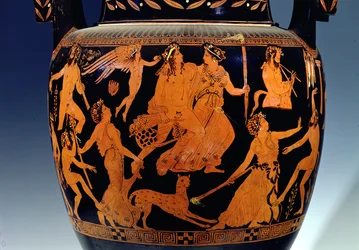 Czerwona figura na strychu-krater wolutowy, fragment sceny z aktorami i muzykami przygotowującymi się do przedstawienia, grecki, z Ruvo, V w. p.n.e. (ceramika) (zob. 119445-7)