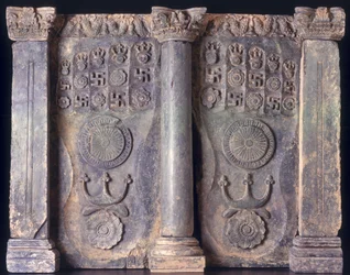 Fryz przedstawiający ślady stóp Buddów, Gandhara I do V wne;