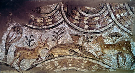 Sztuka wczesnochrześcijańska: fragment mozaik kościelnych: jeleń i łania piją wodę. VI wiek n.e. Z Kartaginy, Bir Ftouha, Tunezja. Paryż, Muzeum Luwru