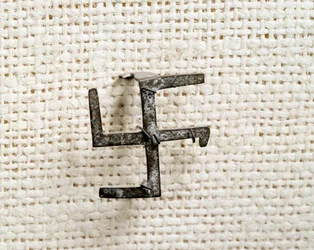 Starożytność chrześcijańska: fibula w kształcie swastyki (która później zainspirowała krzyż hakowy). Od I do III wieku. Narodowe Muzeum Archeologiczne, Saint-Germain-en-Laye