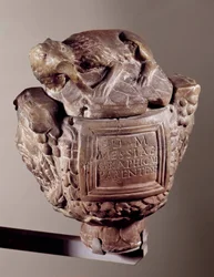 Urna popielnicowa Messiae graphicae. Z Avranches. Saint-Germain-en-Laye, Muzeum Archeologii Narodowej